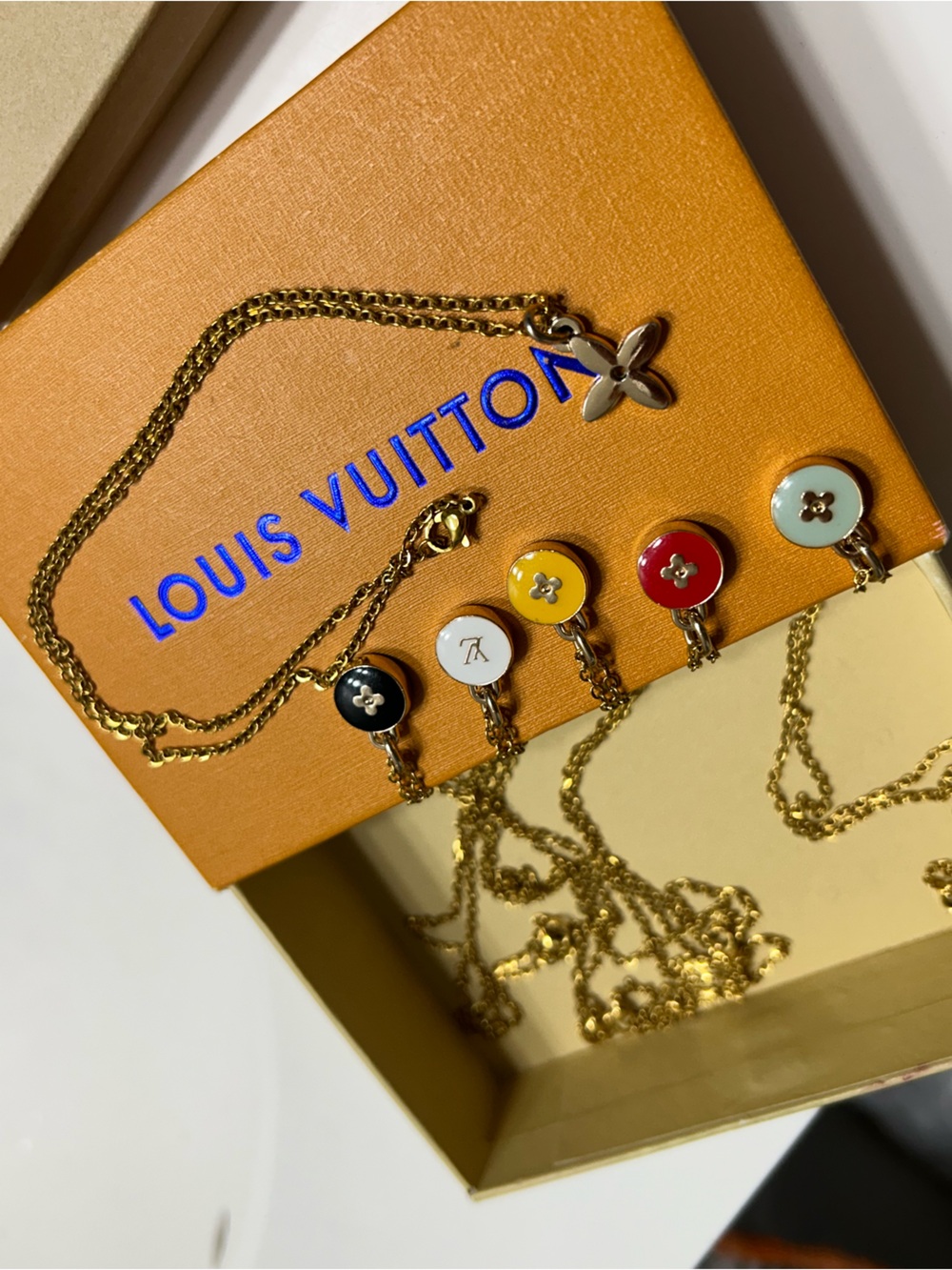 Lv charm necklace set - Picture 2 of 11